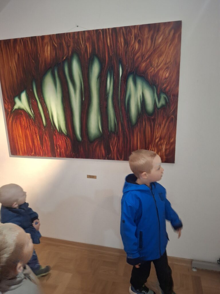 Przedszkolaki na wycieczkę ruszają, tak swoją okolicę poznają