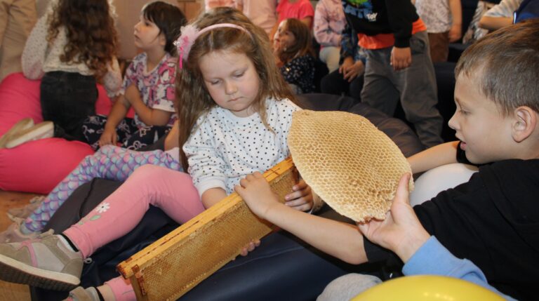 Przedszkolaki o pszczoły dbają i je odwiedzają