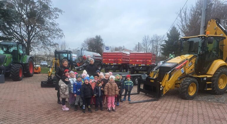 DZIECI POZNAJĄ OD KUCHNI PRACĘ OPERATORÓW SPRZĘTU ROLNICZEGO I KOMUNALNEGO