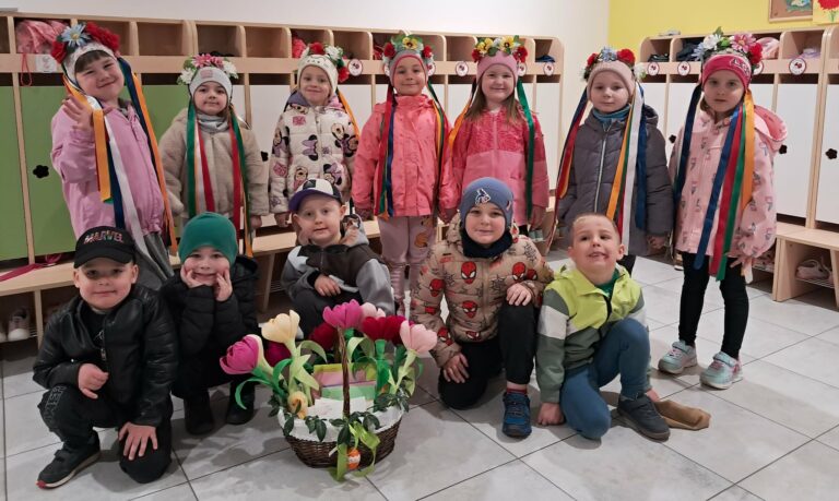 „Z ludową tradycją i kogucikiem – wielkanocne życzenia”